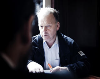 SKEPTISK: Tidligere politioverbetjent Finn Abrahamsen etterforsket atentatfors�kene mot ekteparet Paust. Han har ingen tro p� at deres yrkesliv hadde noe med drapene � gj�re. Foto: Sveinung U. Ystad/Dagbladet