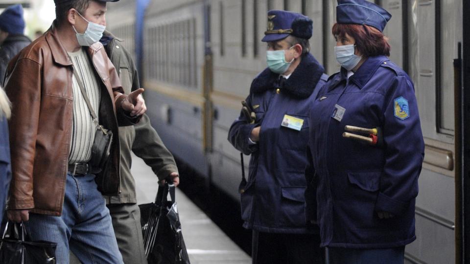 STENGTE GRENSER: Slovakia stenger to grenseoverganger mot Ukraina for � hindre svineinfluensa i � spre seg over grensen. Ukraina ser ut til � v�re hardt rammet av sykdommen. Foto: AP Photo/Sergei Chuzavkov/Scanpix