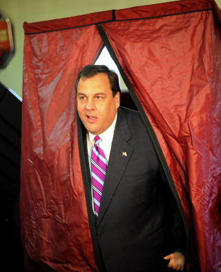REPUBLIKANSK SEIERHERRE 1: Chris Christie var ikke helt forberedt p� fotografenes linser etter � ha avgitt sin stemme, men valget i New Jersey, det vant han. Foto: Stephen Chernin/Getty Images/AFP/Scanpix