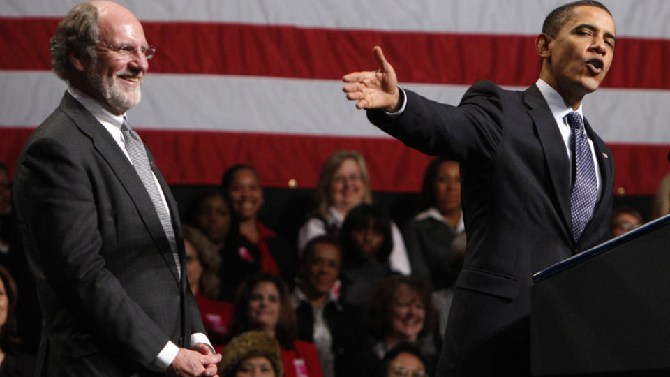 HJALP IKKE: Barack Obama tok s�ndag turen til New Jersey for � drive valgkamp for Jon Corzine (t.v.). Det hjalp ikke, og Corzine m� gi fra seg guvern�rstolen i nattas prestisjevalg. Foto: REUTERS/Jim Young/Scanpix