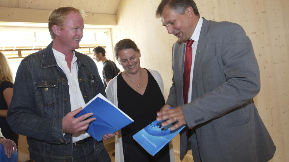 STR�MFORBRUKET KAN HALVERES: Regjeringens lavenergiutvalgt overleverte sin rapport til olje- og energiminister Terje Riis-Johansen i sommer. Fra venstre: Lars Haltbrekken i Naturvernforbundet Ane T. Brunvoll i Bellona og statsr�den. I dag lanserer Haltbrekken forslag om hvite sertifikater. Foto Morten Holm / SCANPIX .
