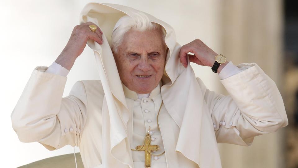P� PRESTESLANG: Pave Benedikt XVI vil gj�re det lettere � konvertere til katolisismen. Foto: Scanpix