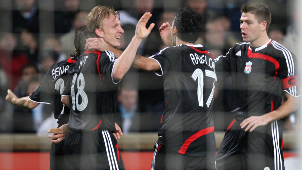 STORSEIER I FRANKRIKE: Dirk Kuyt (t.v) var p� scoringslista da Liverpool knuste Marseille i grevens tid i 2007. Nederlenderen tror p� reprise mot Lyon - selv uten skadde Steven Gerrard (t.h). Foto: AP/Claude Paris