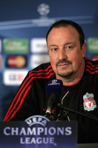 AVSLAPPET: Rafael Benitez ber folk ha t�lmodighet med laget, som mangler en rekke spillere i kveld. Foto: AP/Laurent Cipriani