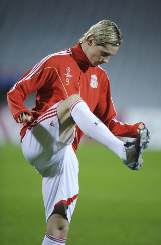 80 PROSENT FRISK? Fernando Torres har smerter i lysken, men spiller nok likevel mot Lyon. Her under oppvarmingen p� Stade de Gerland i g�r. Foto: AFP/PHILIPPE DESMAZES