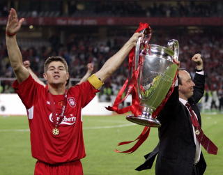 VANT FOR FEM SESONGER SIDEN: Her l�fter Steven Gerrard og Benitez Champions League-trofeet i Istanbul. Foto: REUTERS/Dylan Martinez