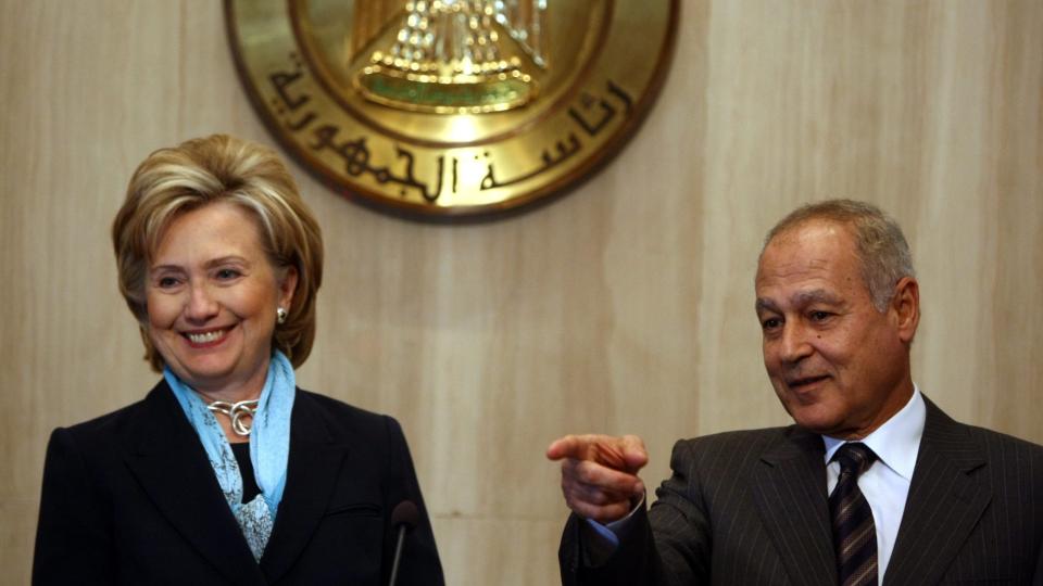 BER OM ENDRING: Utenriksminister Hillary Clinton m�tte Egypts utenriksminister Ahmed Abo El Gheit etter Clintons m�te med president Hosni Mubarak om fredsprosessen i Midth�sten. FOTO: SCANPIX