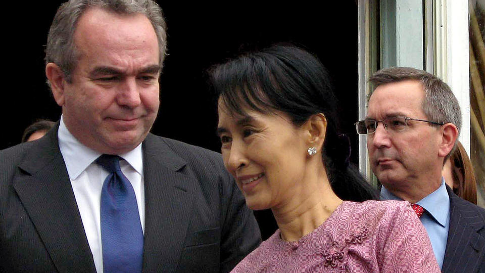 BES�K: USAs viseutenriksminister Kurt Campbell er den �verste amerikanske utsendingen som har hatt samtaler med opposisjonsleder Aung San Suu Kyi siden 1995. Foto: AFP PHOTO/Hla Hla HTAY