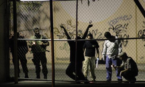 BILDE P� KONFLIKTEN: Dette bildet fra Ciudad Juarez i august i fjor ble plukket ut som et av de beste nyhetsbyr�ets fotografer tok i det siste ti�ret. Den drepte mannen var hengt opp og skutt flere ganger og drapsmennene la igjen en beskjed med advarsel om flere drap. Foto: REUTERS/Alejandro Bringas/Scanpix