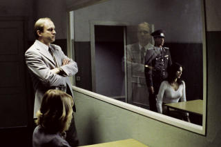 STASI: Det tredje rikets hemmelige statspoliti var mye mindre i omfang. Antakelig vokste Stasi seg s� stort fordi det var s� svakt forankret i befolkningen. Folk st�ttet ikke SED-staten. Her fra filmen De andres liv. Foto: FILMWEB