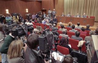 TV SENTRAL I BERLINMURENS FALL: Dette er den skjebnesvangre pressekonferansen til sentralkomiteen 9. nov. 1989. G�nter Schabowski i panelet forsnakket seg slik at tv-seerne trodde grensen ble �pnet umiddelbart. Fem timer etter var muren historie. Foto: WIKIMEDIA