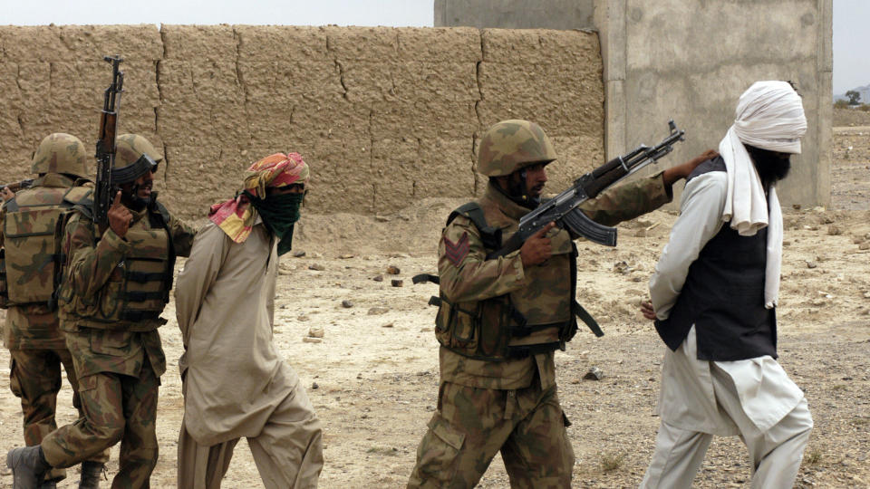 OFFENSIV: Pakistanske styrker har p�grepet mistenkte Taliban-militante i S�r-Waziristan. Foto: AFP/HO/INTER SERVICES PUBLIC RELATIONS/SCANPIX
