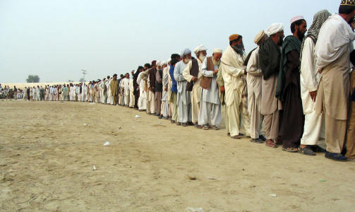 I K�: Mange tusen mennesker er p� flukt fra krigen i S�r-Waziristan, der regjeringsh�ren fors�ker � bekjempe Taliban-oppr�rere. Kampen mot islamistene er en av flere vanskelige utfordringer den pakistanske regjeringen m� h�ndtere. Foto: AFP / MOHAMMAD KASHIF / SCANPIX