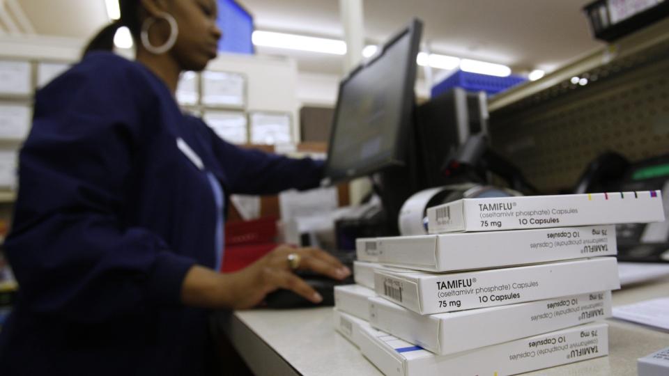 B�R PRIORITERES, MENER HELSEDEPARTEMENTET: Apotekansatte blir prioritert h�yere for svineinfluensavaksine n� n�r de f�r anledning til � skrive ut influensamedisinene Tamiflu og Relenza. Dette bildet viser en apotekansatt i Dallas i USA. Foto: REUTERS/SCANPIX