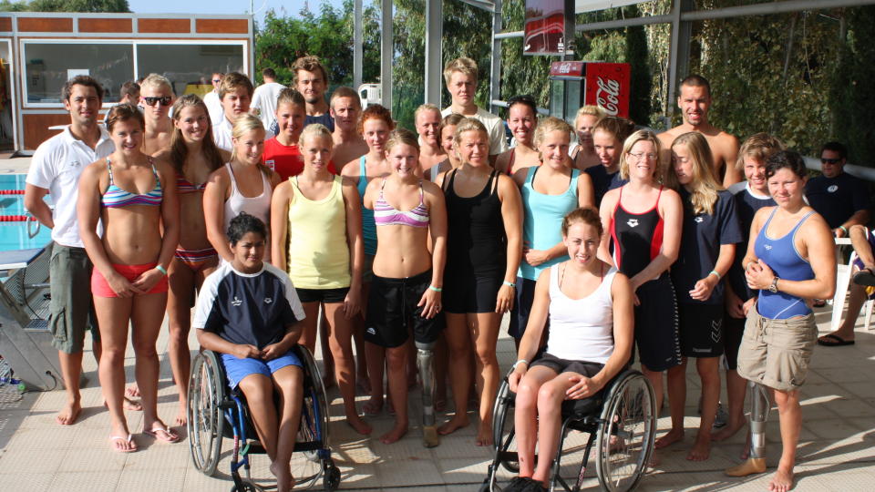 FELLESSKAPET: Alle sv�mmelagene samlet p� leir i Kypros, junior, senior og funksjonshemmede. Fem av ut�verne er fra Vestkantsv�mmerne: Henriette Brekke st�r ytterst til venstre, Ingvild Hilleren sitter i rullestolen til venstre. Mariann Vestb�stad st�r ytterst til h�yre, Alexander Dale Oen st�r bak til h�yre og Linn Haugen st�r bak til venstre for Alex (blondt h�r). ALLE FOTO: NORGES SV�MMEFORBUND