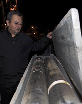 TAR FUNNET I �YESYN: Forsvarsminister Ehud Barak inspiserer funnet, som Iran og Syria nekter � ta ansvar for. Foto: REUTERS/Asaf Ravitz/Israel's Ministry of Defence/Handout/Scanpix