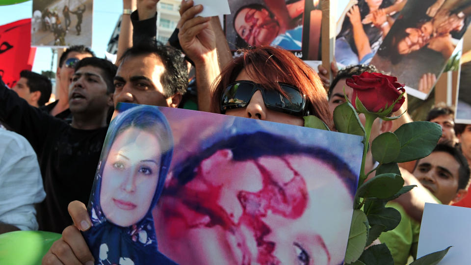 SYMBOLET P� DEMONSTRASJONENE: Bildene fra videoen er blitt brukt hyppig i demonstrasjonene mot regimet i Iran. Foto: AFP PHOTO/Louisa Gouliamaki/Scanpix