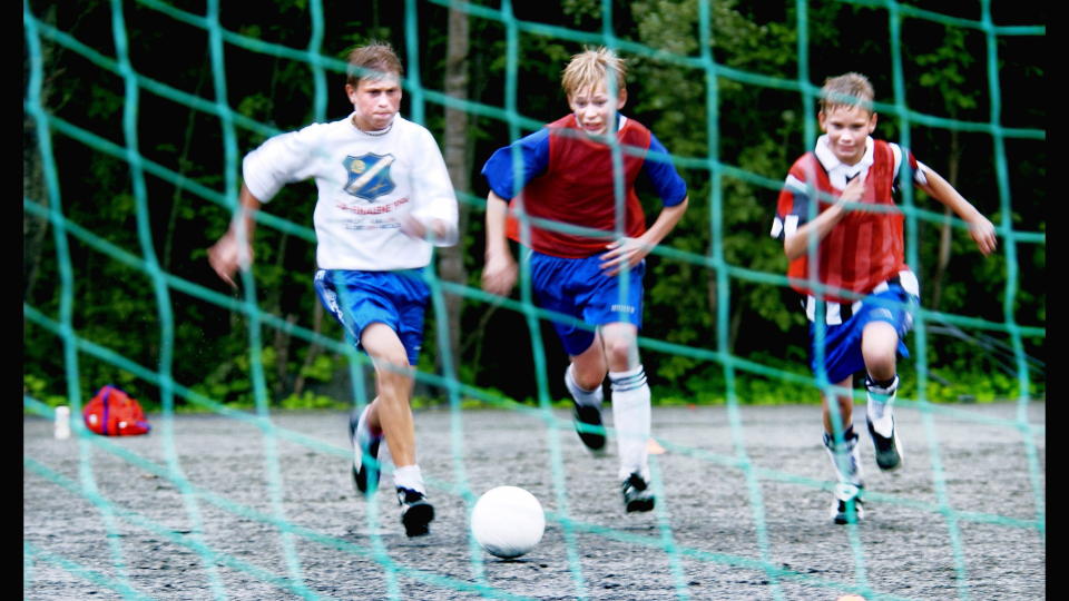 SKJEVT FORDELT: Aldri har s� mange barn spilt frivillig organisert fotball i Norge, men likevel er store ungdomsgrupper i farlig d�rlig fysisk form. Da blir det viktig � bruke den obligatoriske skolen mer for � oppn� en bred helsepolitisk fordel. Foto: Veronica Mel�/Dagbladet