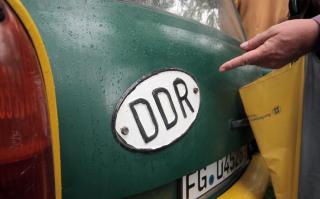 LANG VENTETID: For vanlige folk var ventetiden for � kj�pe bil mange �r i DDR. � ikke stille seg i k� for � f� kj�pe sin Trabant ble ansett som galskap. �Autoanmeldung� var det s�regne DDR-ordet for � registrere seg for � f� kj�pe bil. Foto: EPA/GEORG HOCHMUTH