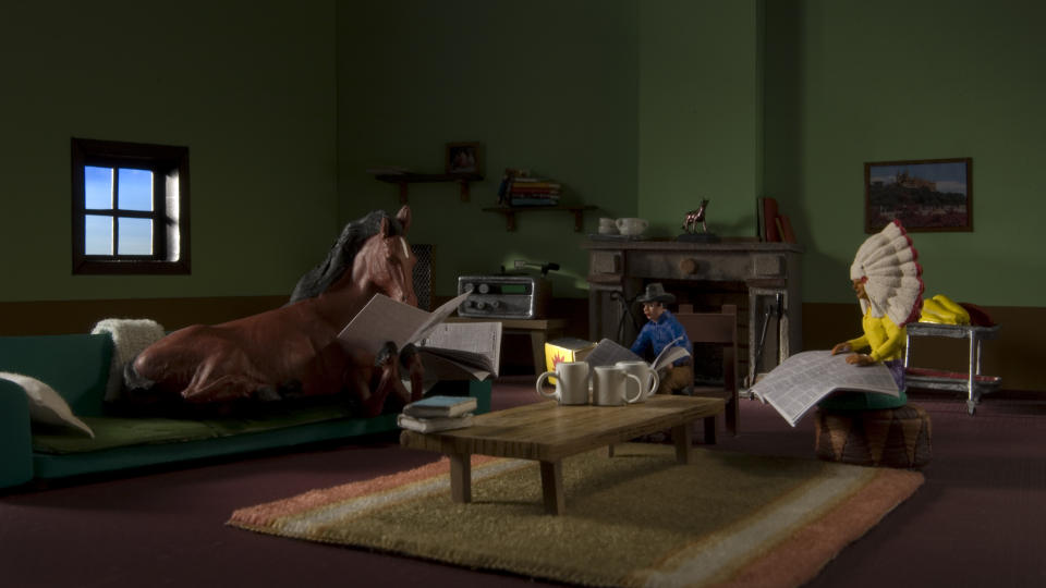 KINOAKTUELL: Hesten, cowboyen og indianeren leser avisen, forel�pig uvitende om den surrealistiske reisen de snart m� ut p�.  �Kaos i landsbyen� er, nettopp, kaotisk.