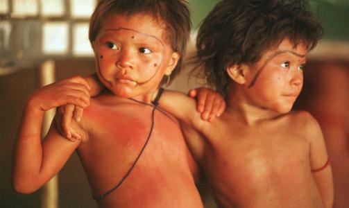 RAMMET: Leger sier Yanomami-folket, som lever dypt inne i regnskogen, derfor er spesielt utsatt for sykdommer utenfra. Til n� fryktes det at sju allerede har omkommet av viruset. FOTO: SCANPIX