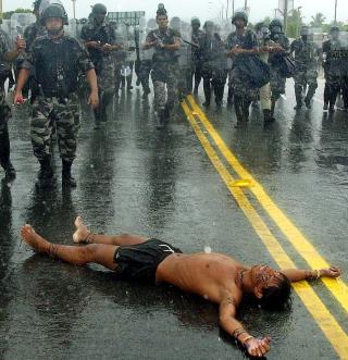 DEMONSTRERER: Urbefolkningen i Amazonas har m�ttet kjempe mot utbygging og utnyttelse. N� rammes ogs� flere omr�der av svineinfluensa. Her pr�ver en brasiliansk demonstrant � markere motstand mot urbefolkningens vanskelige k�r. FOTO: SCANPIX