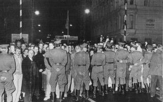 Nederlagets natt: Rundt klokka 22.30 den 9. november 1989 kjemper fortsatt grensetroppen til Tilo Koch (andre soldat fra h�yre) for � stagge menneskemengden p� Checkpoint Charlie.