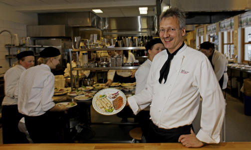 FAGL�RER: Audun Hamre er godt forn�yd med elevenes rakfiskfat. Foto: Ole C. H. Thomassen