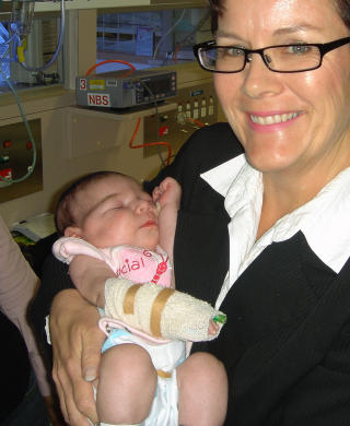 BABY Z: Dette viser sykehusdirekt�ren Shelly Park, som holder det lille barnet. Foto: SCANPIX