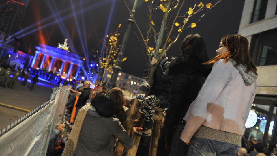 PR�VDE � F� ET GLIMT: Men arrang�r MTV hadde sikret omr�det rundt konsertstedet godt. For godt, mener en del kritikere, som syntes stengslene minnet mest av alt om den gamle muren i Berlin. FOTO: SCANPIX/AP