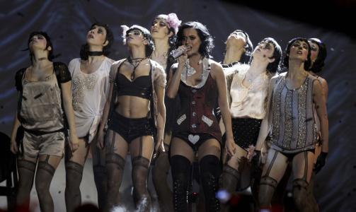 �RETS VERTINNE: Katy Perry (med hjertetrusa) lovet et sexy show. Foto:  REUTERS/Tobias Schwarz