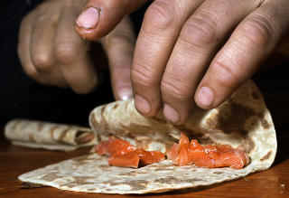 LEFSE: Turmat og jegerkost, nyrensa rakfisk rett i lefsa.