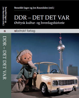 NY BOK OM DDR: Norske og tyske skibenter har i den nye boka skrevet om hverdags- og kulturlivet i DDR. Det handler om film, oppvekst, idrett, kunst og kultur. Sandmann - Jon Blund -  og hans Trabant pryder omslaget. Foto: ABSTRAKT FORLAG