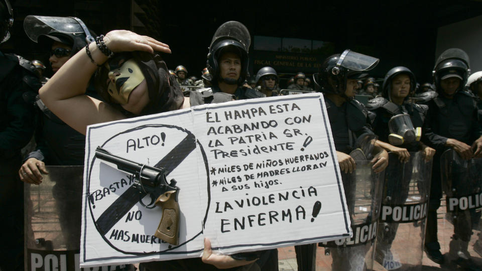 FORBYR DATASPILL: Venezuela har innf�rt en ny lov som forbyr salg av leket�ysv�pen og dataspill med voldelig innhold. Foto: AP Photo/Ariana Cubillos