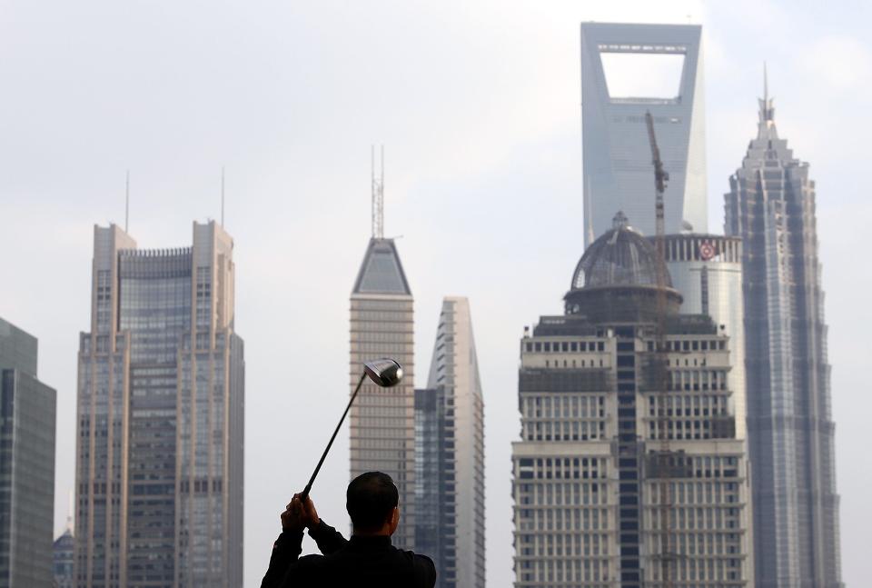 P� SEIERSJAKT I KINA: Tiger Woods og verdenseliten er p� plass i Shanghai der de konkurrerer om VM-tittelen for profesjonelle. Foto: AP Photo/Eugene Hoshiko