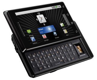 TASTATUR: Fysisk tastatur eller virtuelt? En smakssak, men fortrekker du det f�rste er Droid tingen. Foto: MOTOROLA