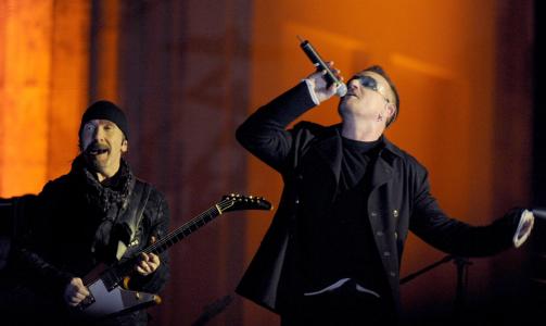 GRATISKONSERT: Settet til U2 varte i en dr�y halvtime. Foto: EPA/ROBERT SCHLESINGER