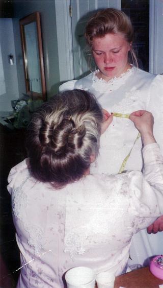D�MT FOR MEDVIRKNING TIL VOLDTEKT: Sektlederen Warren Jeffs ble i september 2007 d�mt for medvirkning til voldtekt etter � ha viet  Elissa Walls (14) til hennes 19 �r gamle fetter i 2001. Her er Elissa avbildet kvelden f�r bryllupet, mens hun f�r hjelp av moren til � pr�ve brudekjolen. Foto: REUTERS/SCANPIX