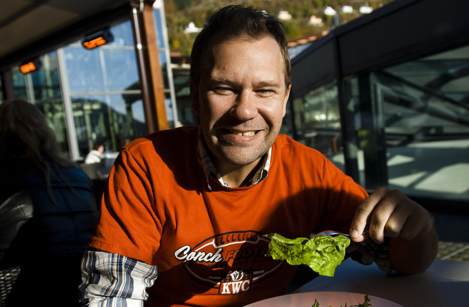 Medmenneske: &mdash; Det jeg synes er vanskeligst, og som jeg bruker mest krefter p�, ligger p� det mellommenneskelige planet. Det g�r inn p� meg hvis jeg ikke
klarer � gi folk ordentlige oppgaver og f�lge dem opp s�nn som jeg mener de b�r f�lges opp, sier han.