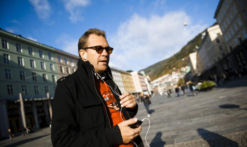 Bergensbarn: Han bor i Bergen, men kjenner litt p� Oslo-savnet. &mdash; Det fineste med Bergen er at det er s� kort vei til alt. Jeg kan ringe ei venninne, og fem minutter
seinere sitter vi og drikker kaffe sammen. Akkurat det skjer ikke s� ofte i Oslo, sier Hjelmeland, midt p� Torgalmenningen, selve hjertet i Bergen sentrum.