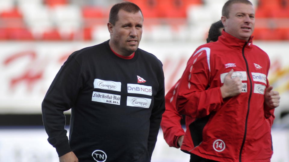 UTE I KULDA: I et radiointervju med NRK �stfold tidligere i dag raljerte Raymond Kvisvik med jobben Tom Nordlie har gjort siden han overtok Fredrikstad i slutten av august. - Han har tross alt tatt oss fra 13. til 14. plass, sa Kvisvik og kremtet.  
Foto: Rune Stoltz Bertinussen / SCANPIX