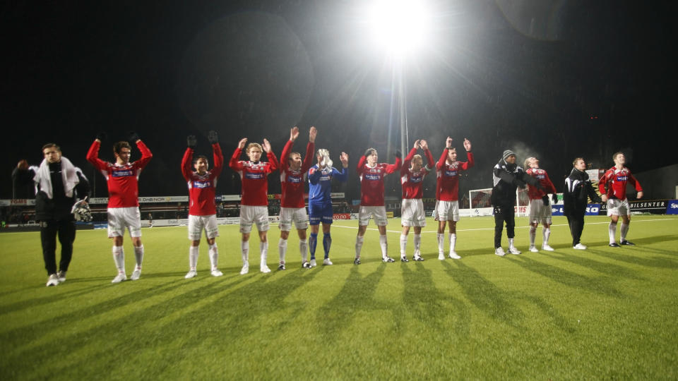 P� VEI MOT OPPRYKK:
Kongsvinger takker supporterne for god innsats etter seier i kvalikkoppgj�ret mot Sogndal p� Gjemselund fredag.
Foto: Marius Torgersrud / Scanpix