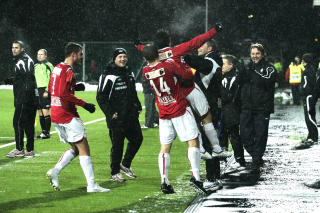 GJORDE JOBBEN:
Kongsvingers Randall Brenes l�ftes av Kai Olav Ryen etter � ha satt inn 1-0 mot Sogndal i kvalifiseringskampen til tippeligaen i fotball.
Foto: Marius Torgersrud / Scanpix