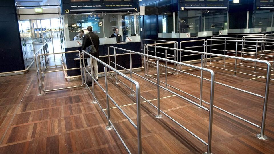  LETT MED FALSKE PASS:  Passkontrollen p� Kastrup har ikke scanningutstyr for � avsl�re falske pass utenfra Schengen. N� tar regjeringen grep.  Foto: EPA/SCANPIX.