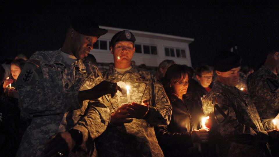 SORG: Soldater ved Fort Hood samlet seg i g�r kveld lokal tid og tente lys. Foto: REUTERS/Jessica Rinaldi/Scanpix