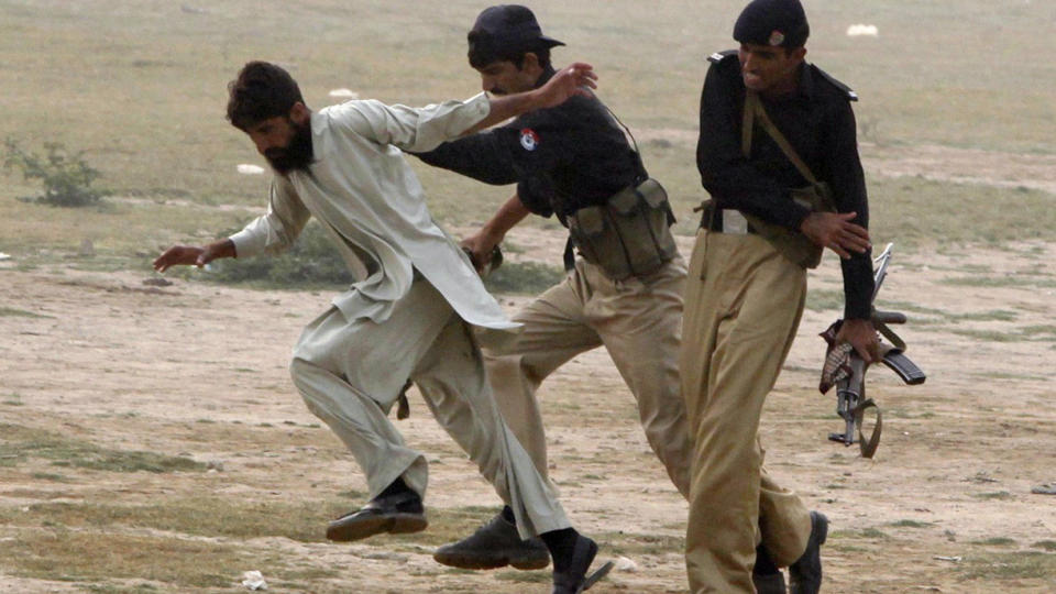 BANKET OPP En mann fors�ker � r�mme fra politiet under offensiven i S�r-Waziristan, men blir innhentet og banket opp. Foto: Reuters