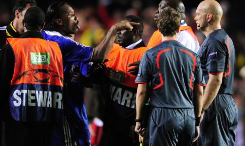 FIKK KJEFT AV S�NNEN: Drogbas �tte �r gammel s�nn satt sammen med vennene sine og s� pappa miste besinnelsen totalt. Etterp� fikk Chelsea-spissen beskjed om � skjerpe seg av s�nnen. Foto: REUTERS/Dylan Martinez