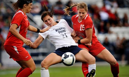 FOR EN GRIS: Elisabeth Lambert (t.h.) i en av sine snillere handlinger mot universitetsjentene til BYU. Foto: AP Photo/Daily Herald, Patrick Smith