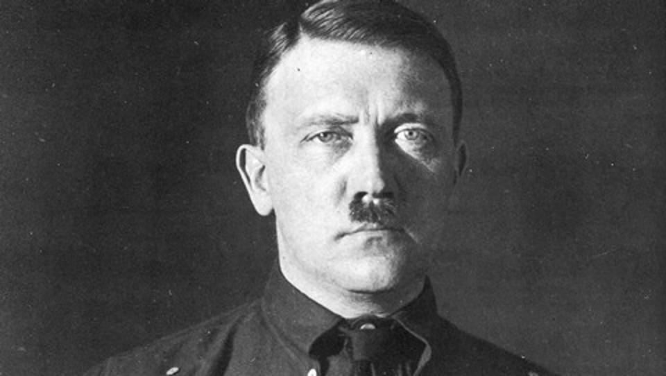 HJEM FOR SALG: Naboer frykter hva som vil skje n�r Adolf Hitlers barndomshjem n� ligger ute for salg. Her er Hitler fotografert i 1925, etter l�slatelsen fra fengselet Landsberg. Foto: Bundesarchiv in Koblenz