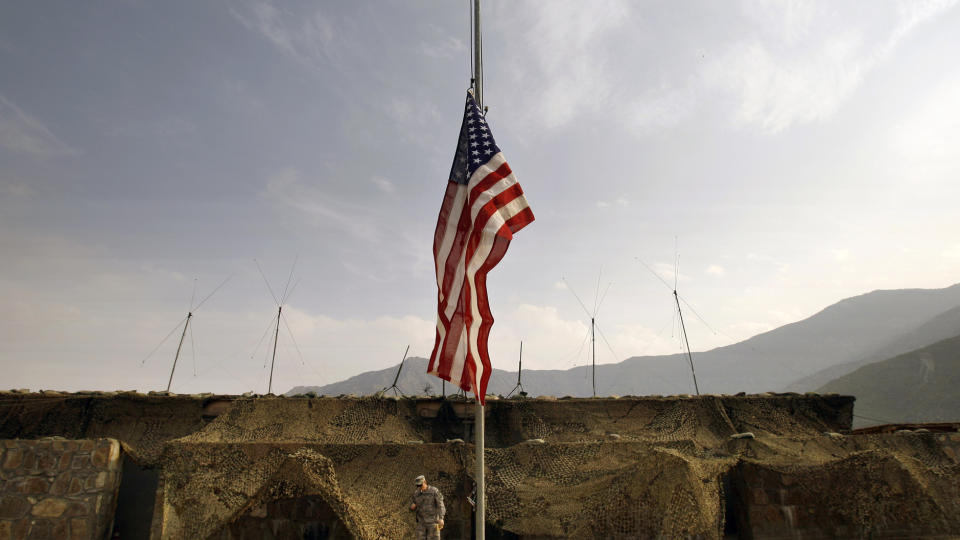 I SORG: Det flagges p� halv stang p� Fort Hood, USAs st�rste milit�rbase. Foto: AP/David Guttenfelder/Scanpix